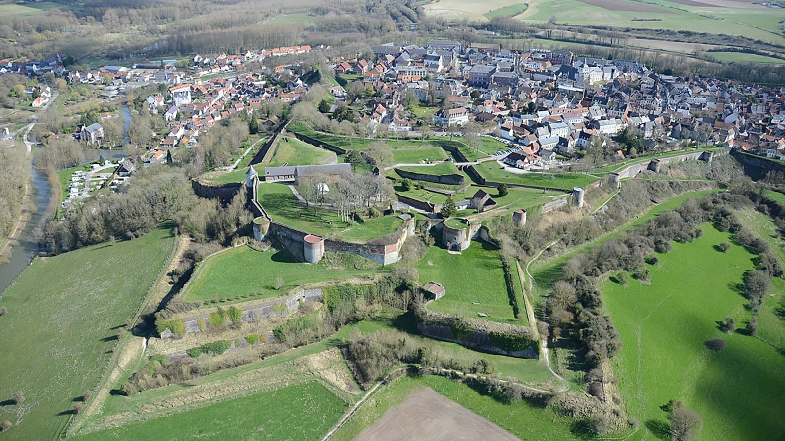 Le Myriel implanté à Montreuil sur Mer et ses remparts